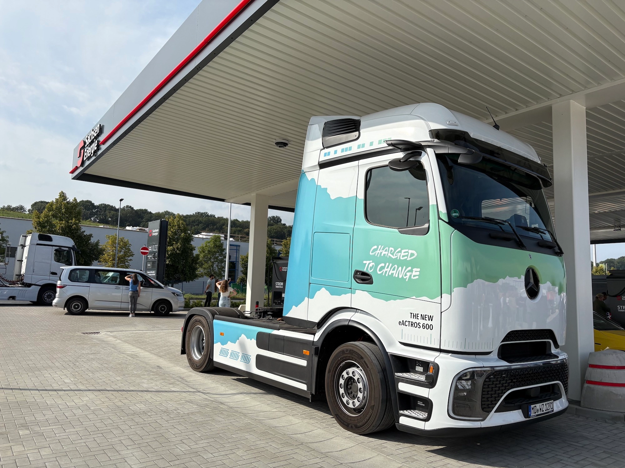 Ein E-LKW von Mercedes am Ladehub in Pirna