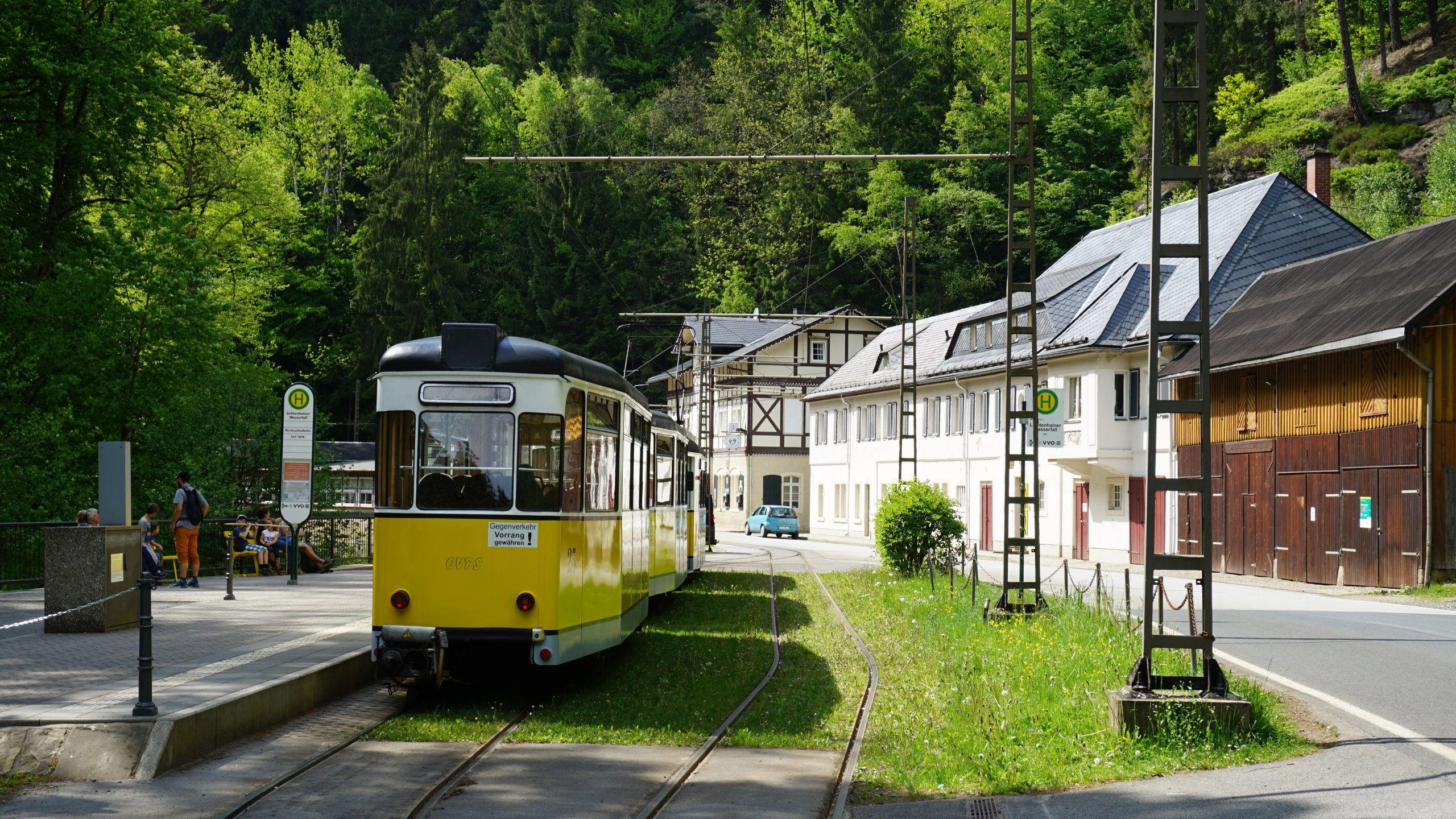 Die Kirnitzschtalbahn am aktuellen Endpunkt am Lichtenhainer Wasserfall