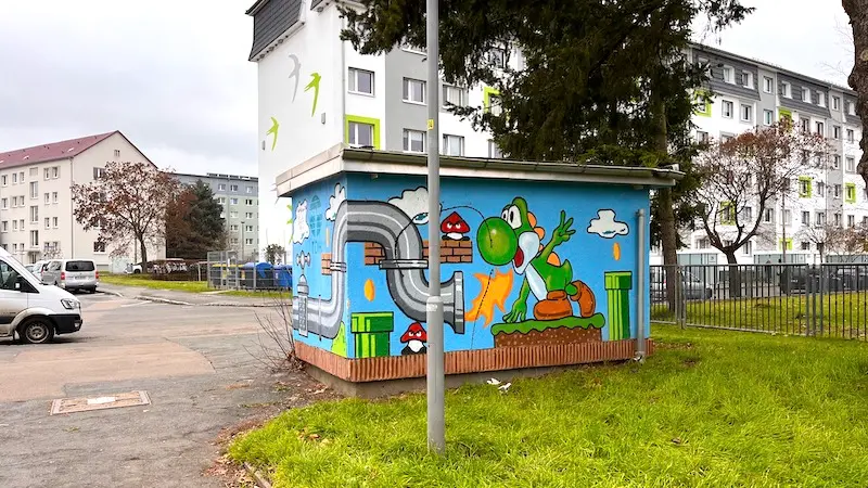 Ein bunt bemalter Fernwärme-Verteiler