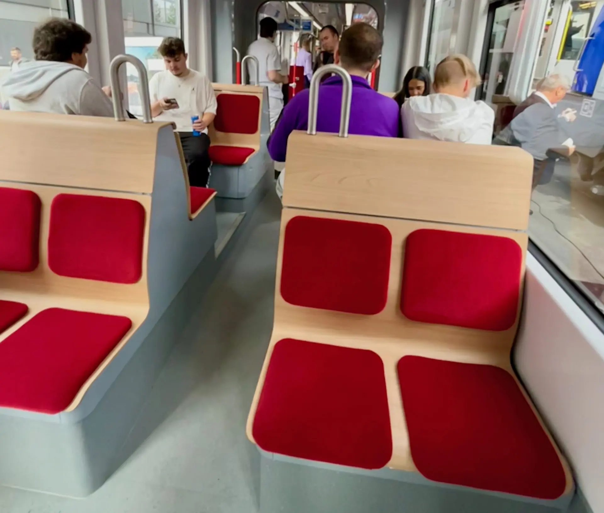 Die neue Straßenbahn für Bonn setzt auf Holz im Innenraum