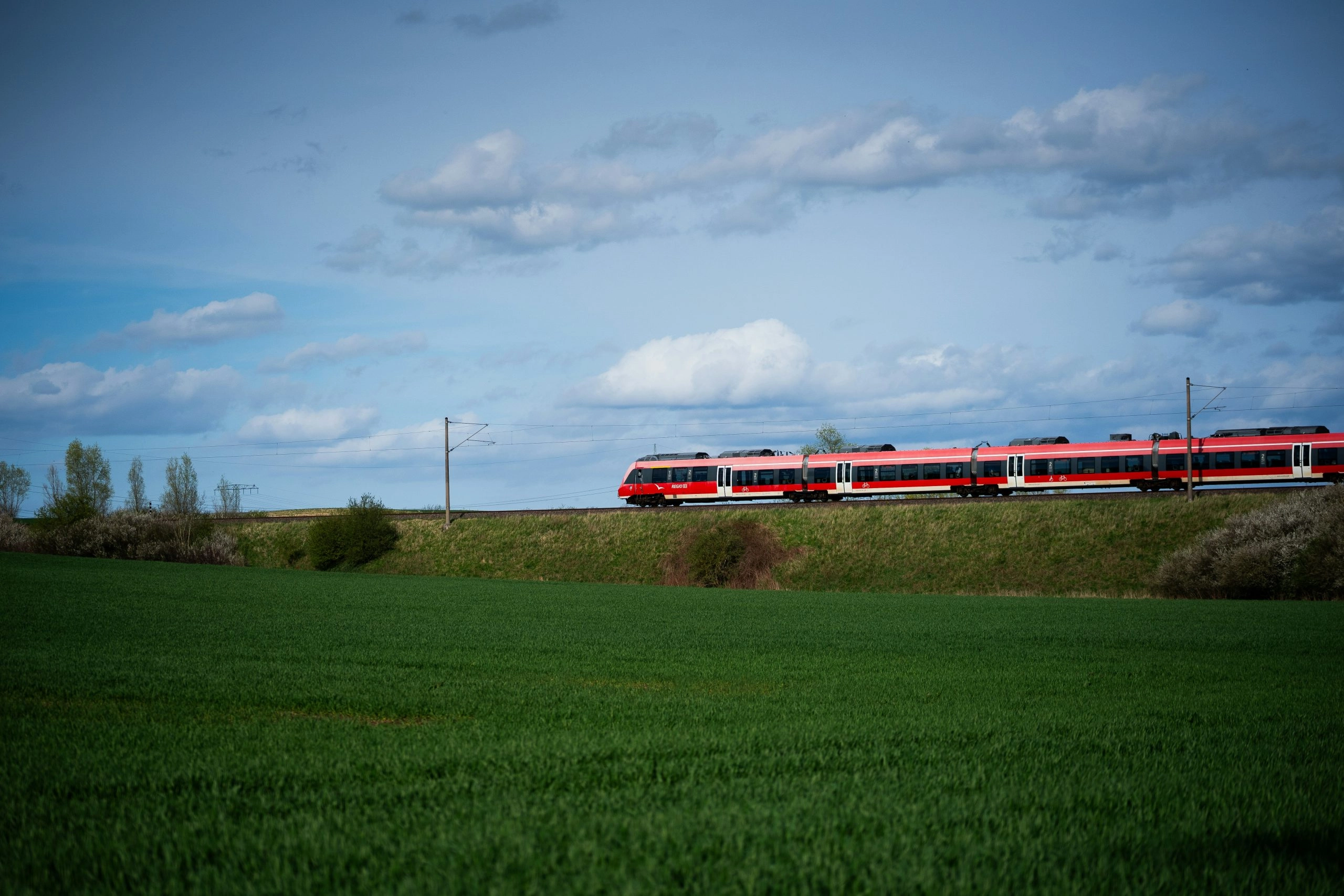 Ein Regionalzug auf dem Weg zu seinem Endpunkt innerhalb der Ländergrenzen